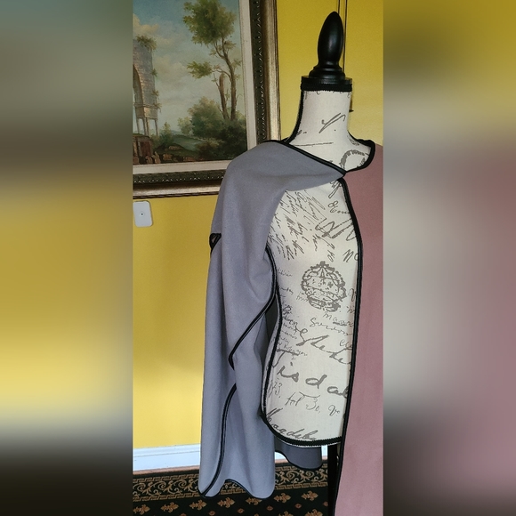 Cape - Picture 3 of 6